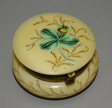 -JOLIE ANCIENNE  BOITE à PILULES OPALINE 1 COCCINELLE SUR TREFLE 4 FEUILLES    D