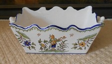 JARDINIERE EN FAIENCE MOUSTIERS  DECOR DE GROTESQUES SIGNEE D'UNE  CROIX VERTE