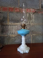 Lampe à pétrole ancienne en opaline