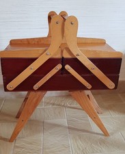 Petite travailleuse en bois sur pieds années 50/60