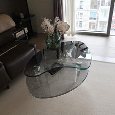 table basse 2 plateaux de verre pieds en plexiglass