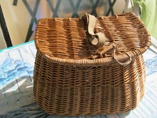 panier en osier ancien pour materiel matériel de pêche et poissons