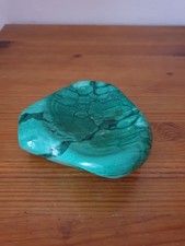Magnifique cendrier en pierre de malachite partiellement polie 4x9x10 cm