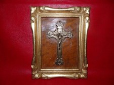CROIX CHRIST EN BRONZE CRUCIFIX DANS PETIT CADRE BOIS DORE DEBUT XXème