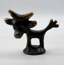Petite sculpture figurine zoomorphe vache en bronze patiné de Walter Bosse XXème