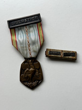 MÉDAILLE COMMÉMORATIVE GUERRE 1939-1945 AVEC AGRAFE LIBÉRATION + BARRETTE RAPPEL
