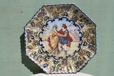 ancienne assiette en faience décorée scène romantique voir marque lot 1. **