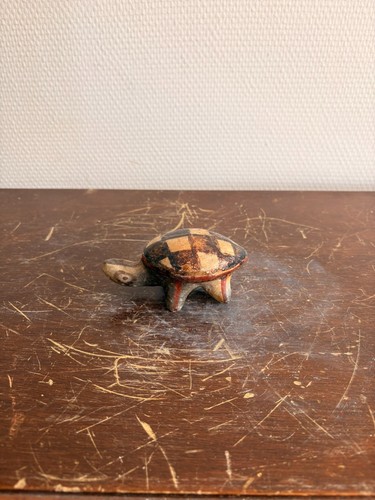 Statuette tortue tripode terre