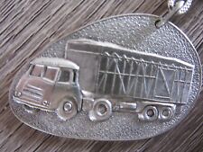 Ancien Porte clefs métallique  "TRANSPORTS LOGEAIS à Nantes" camion SAVIEM ??