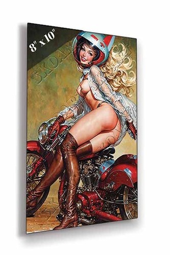Femme blonde nue sur une - nue,