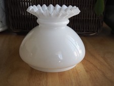 Petit abat-jour pour lampe pétrole opaline blanche .Diam 11,5 cm. haut 10 cm.TBE