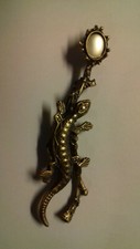 Broche salamandre avec pierre blanche métal doré