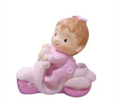 Figurine sujet baptême baby shower en résine- Bébé fille sur un scooter rose