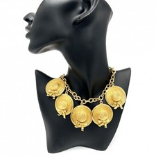 Collier Chanel motif chapeau