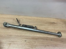 UNE BEQUILLE LATERALE AVEC