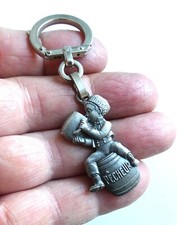 Ancien porte clé métal Augis Bière d'Alsace Pêcheur sur Tonneau. Ann. 60