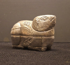 Cambodge, Asie -Boîte à noix de bétel zoomorphe en métal argenté gravé - XIXème?