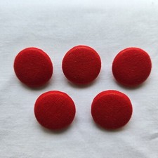 5 boutons recouverts rouge en