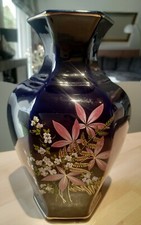 Vase en céramique Asiatique. A décor de motifs floraux. Signé CB. Haut 25,5 cm