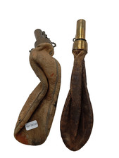 2.5/09/25 (REF28116) Lot de 2 poires à poudres anciennes chasse fusil ancien