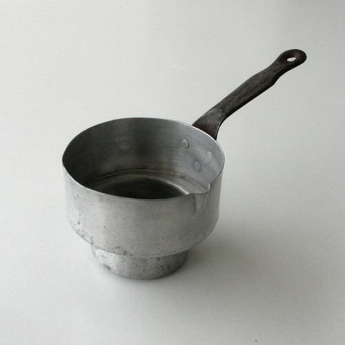 Très ancienne casserole - très,