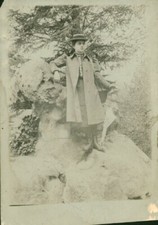 Photo ancienne femme posant dans la nature chapeau canotier