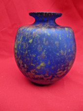 Joli vase bleu nuit moucheté