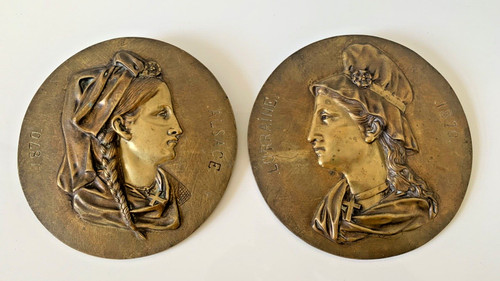 Paire bas relief - de,