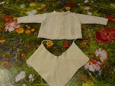 Pour petit bébé ou poupée vintage, bavoir tricoté main, pull blanc, Colin Raynal