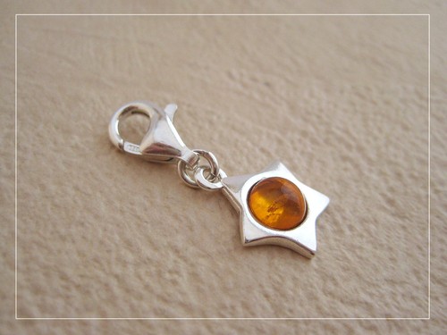 Pendentif charm étoile ambre