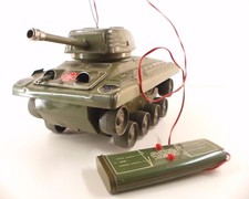 CHR Char PUMA armée France moteur filoguidé 32 cm avec morceaux de boite