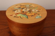 Boite à ranger Shaker deux doigts bois de cerisier décor floral peint à la main