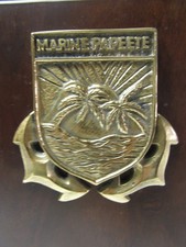 BELLE TAPE DE BOUCHE SUR SOCLE