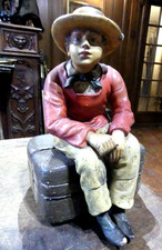 POT A TABAC en terre cuite  vernissée   jeune garçon voyageur  REF FCW 51