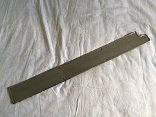 Citroën DS Pallas - Tôle inox brillant rainuré bas de porte arrière droite.