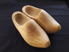 Paire de sabots tout en bois