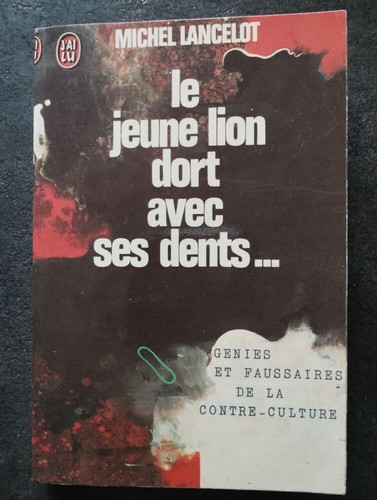 Jeune lion dort avec ses - le,