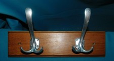ANCIEN PORTE MANTEAU ET CHAPEAU DE BISTROT . 2 PATERES . ECOLE . LONGUEUR 35cm