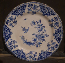 Une assiette en faïence