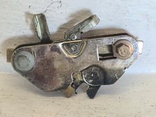 Système attache capot moteur