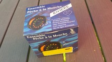 Nécessaire de pêche à la mouche avec moulinet FLY AXLE ST et soie en boîte.