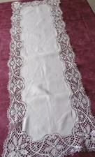 Immense chemin de table