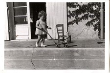 Petite fille escalier marche