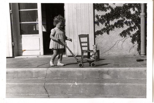 Petite fille escalier marche