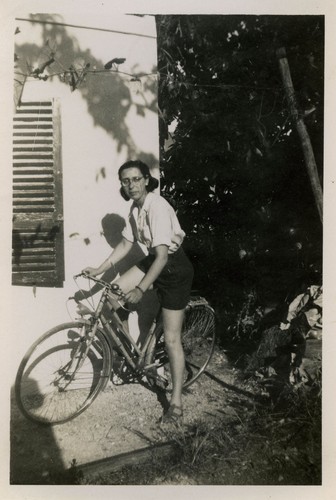 Photo ancienne femme vélo - ancienne,