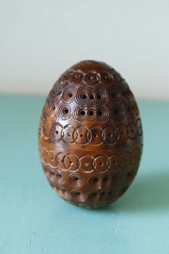 Ancienne boite sculptee oeuf - ancienne, a