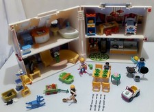 LOT PLAYMOBIL COFFRET MAISON- MEUBLES- JOUETS- VAISSELLE- ARBRE A CHAT- BBQ