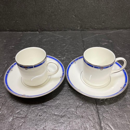 Lot soucoupes à tasse - à,