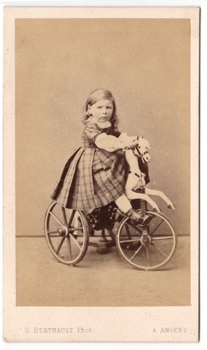 Fillette sur tricycle en - un,