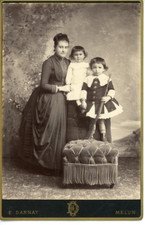 E. Darnay, Une famille pose  Vintage albumen, Carte cabinet  Tirage albuminé 